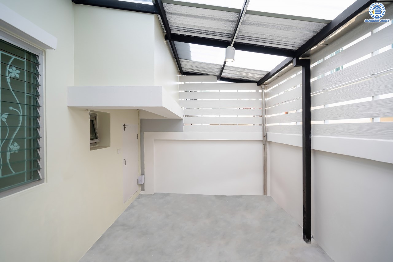 บ้านมือสองตกแต่งใหม่ ม.บ้านกลางเมืองสวิสทาวน์ เกษตร-นวมินทร์ แบรนด์ AP เนื้อที่ 20 ตร.ว. ฟังก์ชัน 3 ห้องนอน 3 ห้องน้ำ 1 ห้องอเนกประสงค์ จอดรถได้ 2 คัน ชีวิตแสนสงบ สภาพแวดล้อมเยี่ยม เชื่อมต่อ ถ.พหลโยธิน, ถ.เกษตร-นวมินทร์ ใกล้ ม.เกษตร, รถไฟฟ้าสายสีเขียว "สถานีมหาวิทยาลัยเกษตรศาสตร์" และทางด่วน "รามอินทรา-อาจณรงค์"...